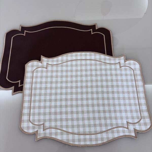 Lugar Americano Classic - 2 faces - marrom/ xadrez de fendi e branco bordado dourado