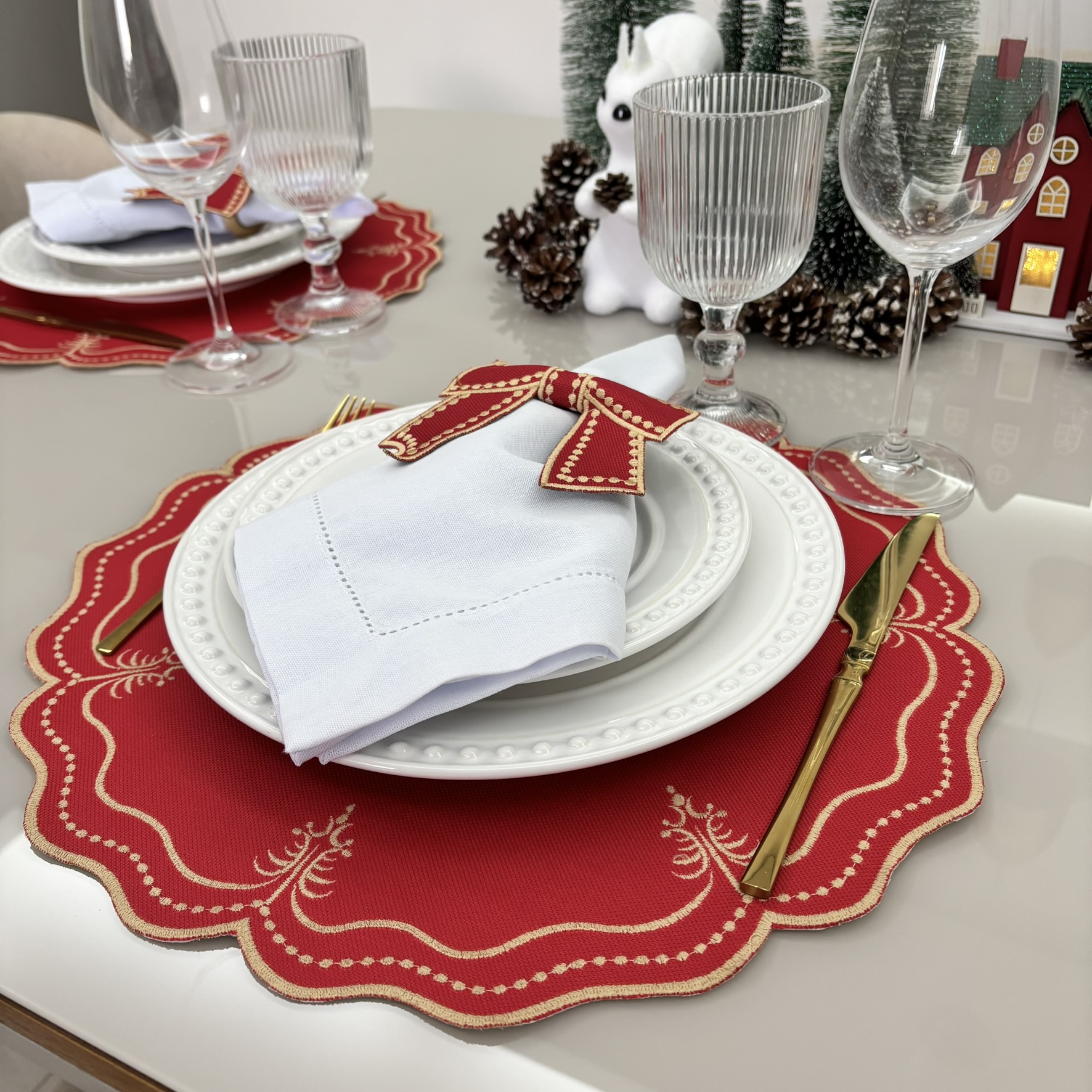 Lugar Americano Pinheiro de Natal - 2 faces - vermelho / corino branco com bordado dourado - Imagem 6