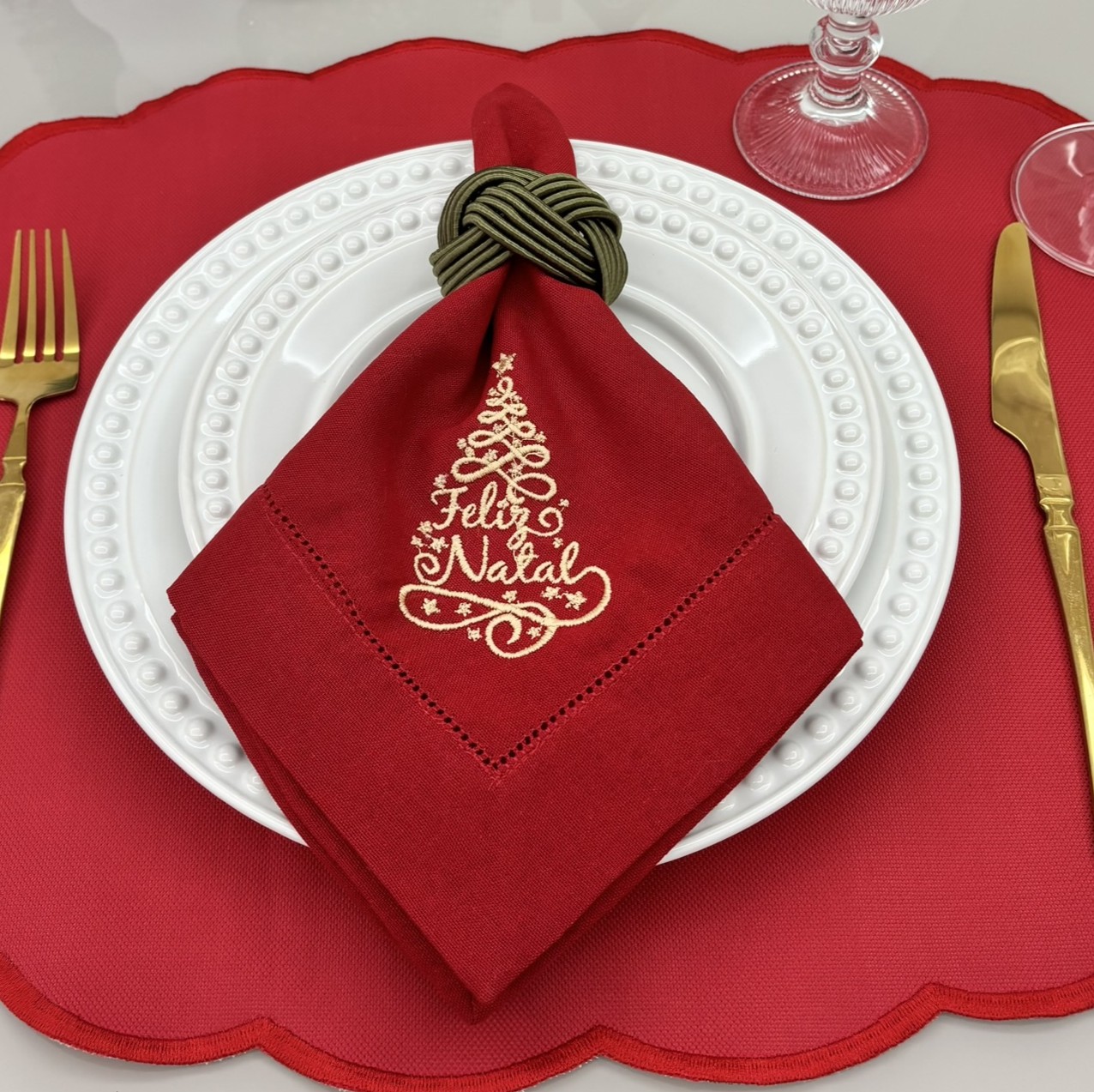 Guardanapo linho misto bordado - vermelho - pinheiro de natal dourado