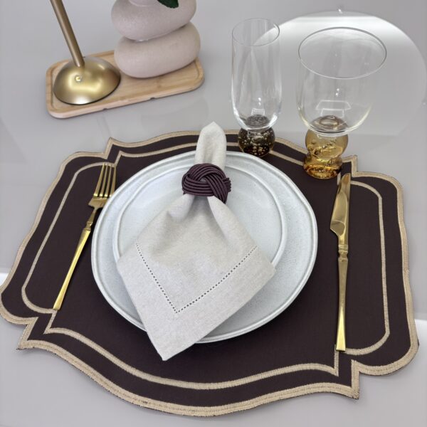 Lugar Americano Classic Corino  - 2 faces - marrom / bege escuro em corino com bordado dourado