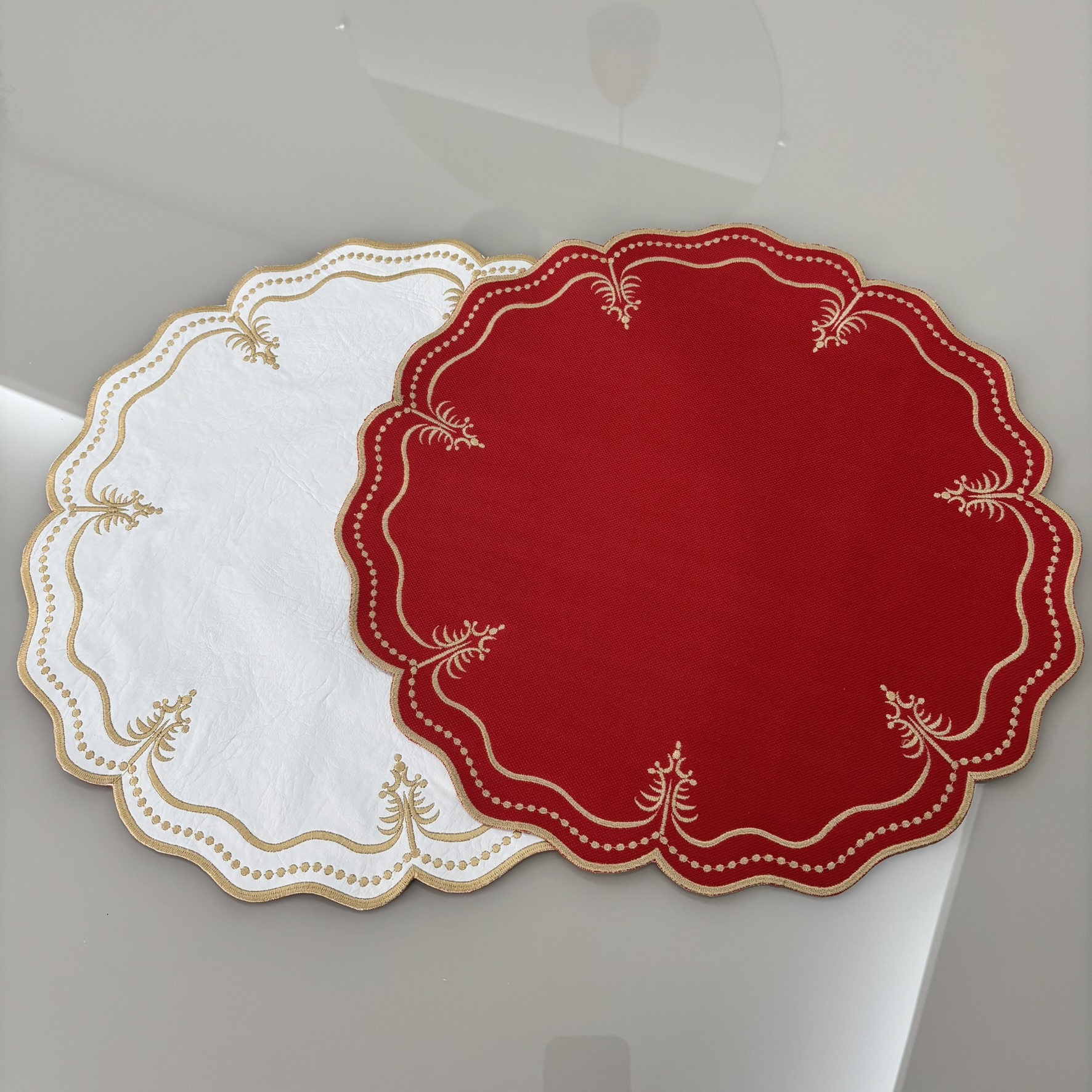 Lugar Americano Pinheiro de Natal - 2 faces - vermelho / corino branco com bordado dourado - Imagem 2