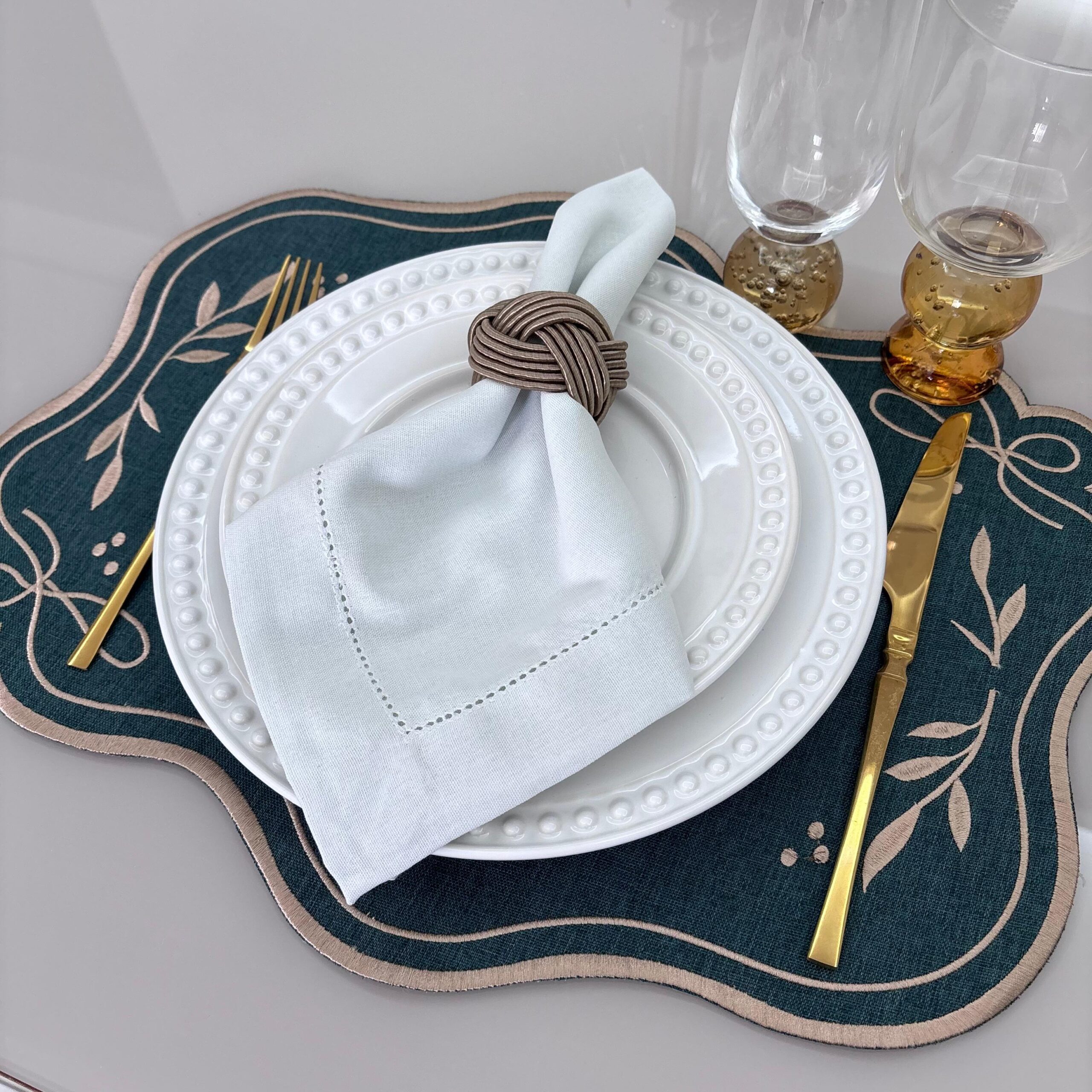 Lugar Americano Sofist Linho - 2 faces - verde / creme bordado dourado
