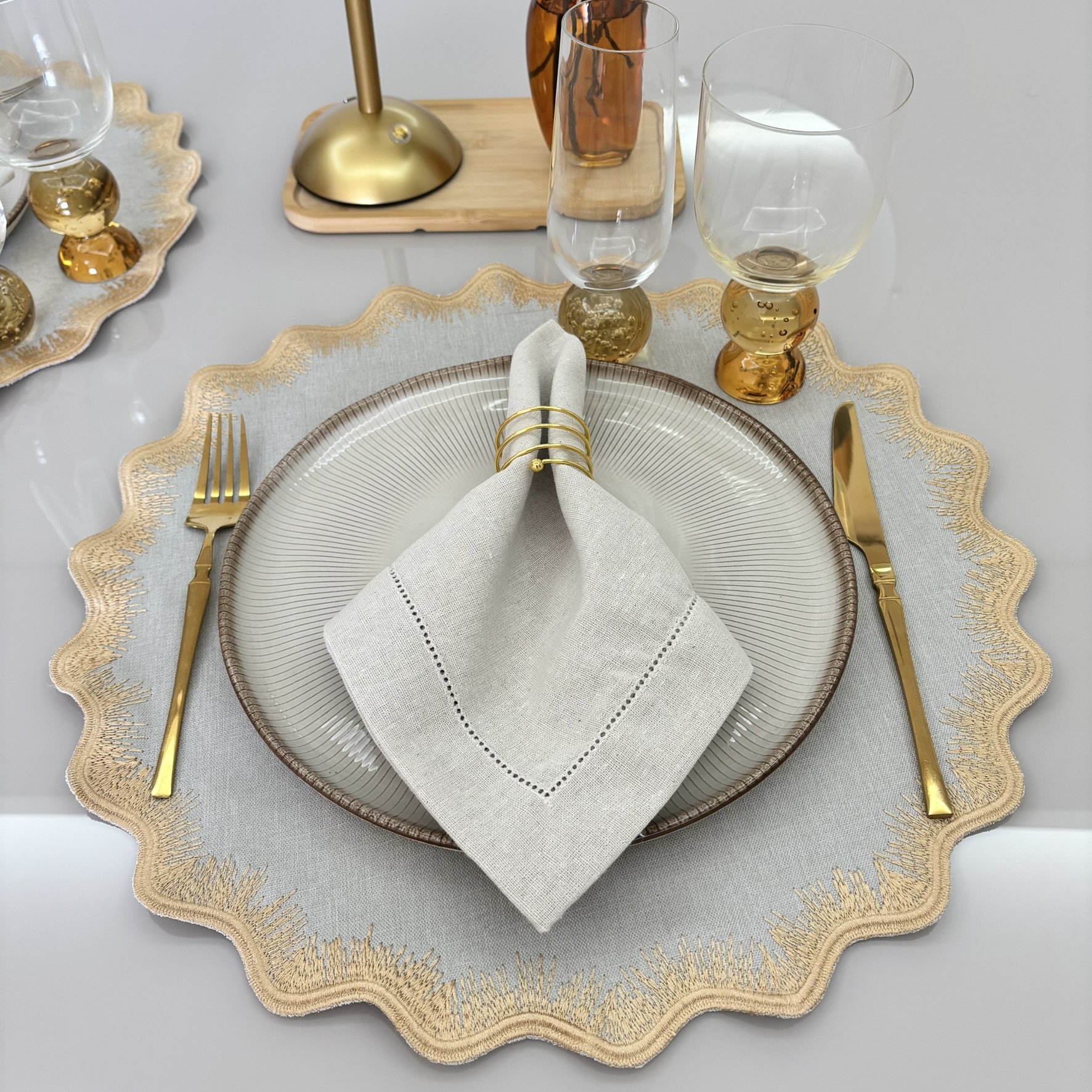 Lugar Americano Chuva de Ouro  Linho - 2 faces - Bege/ branco com dourado
