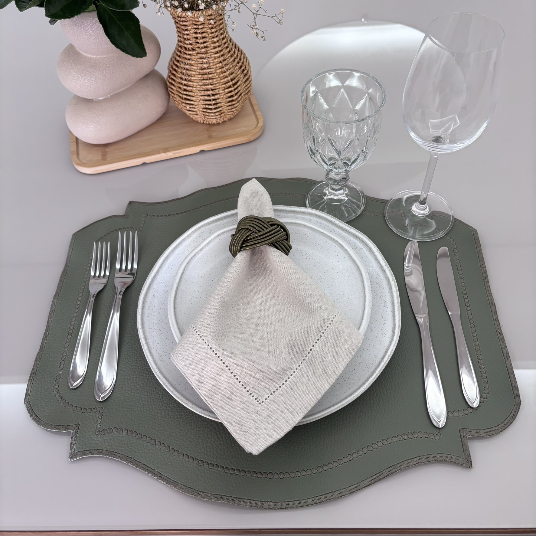 Lugar Americano Classic Pontilhado Couro Eco- 2 faces - couro eco verde / bege com bordado verde no mesmo tom do corino