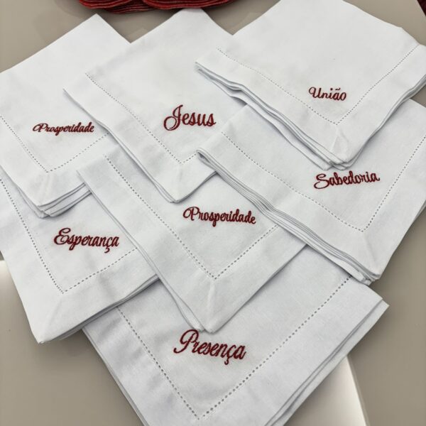 Guardanapo linho misto bordado - branco - palavras de afeto com bordado vermelho